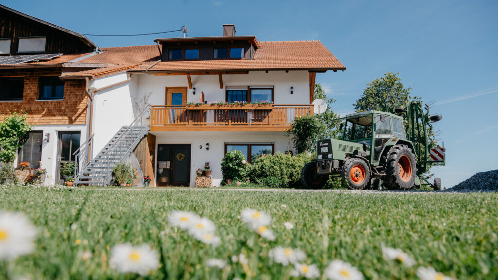 marcel-cornelius-unternehmen-bauernhof-haupthaus-traktor-feriendomizil